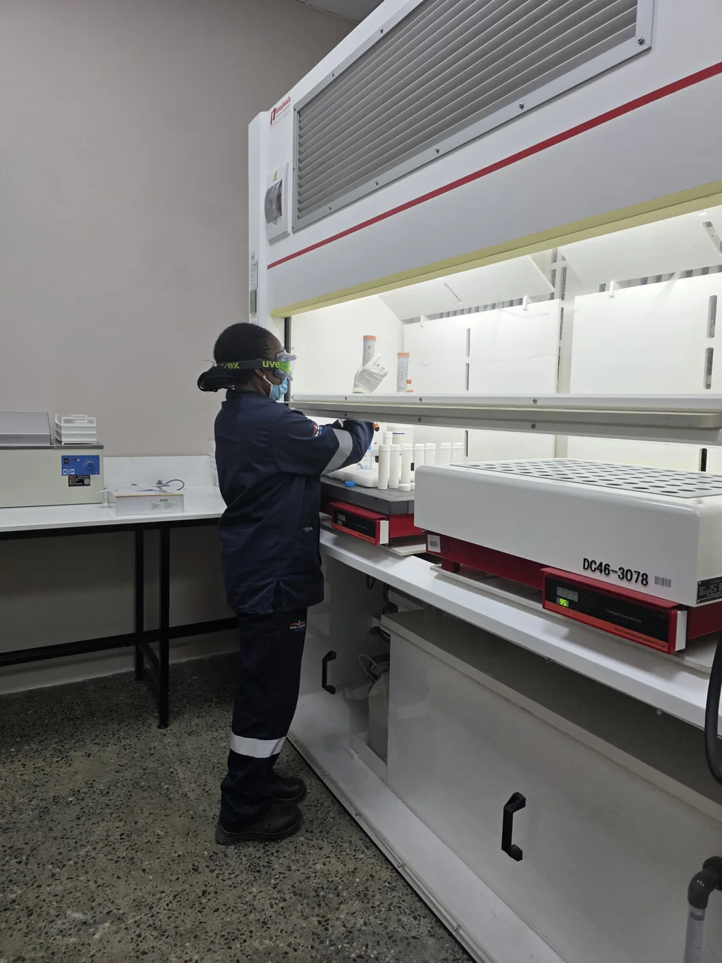 Wet-chemistry preparation under extraction