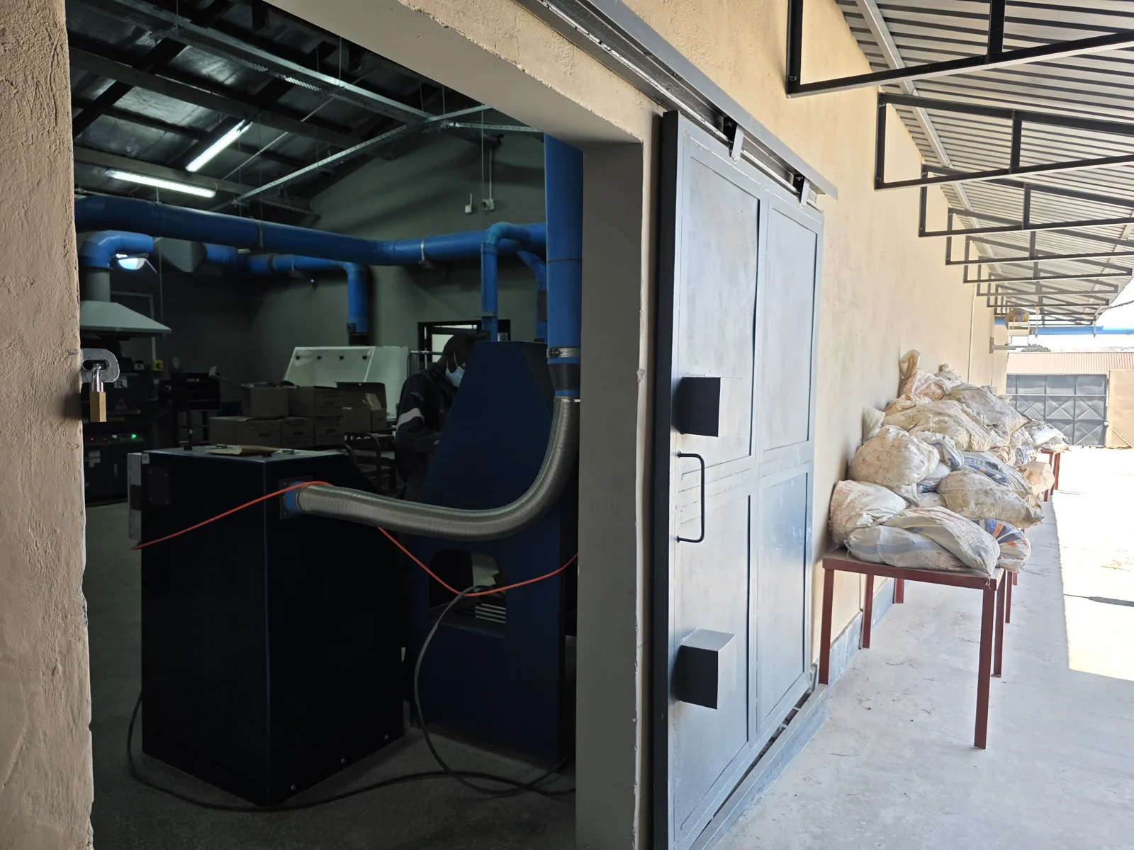 Sample-preparation area and dust-extraction infrastructure